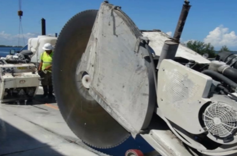 Equipamento com disco de grande diâmetro para corte de concreto