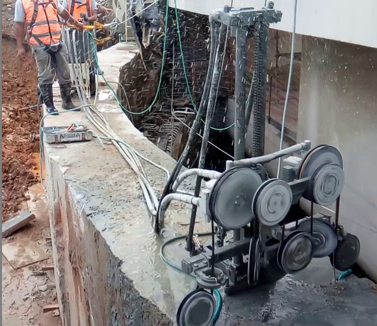 Sistema de corte com fio diamantado em estrutura de concreto