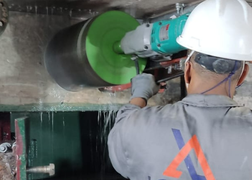 Operador realizando perfuração horizontal em concreto