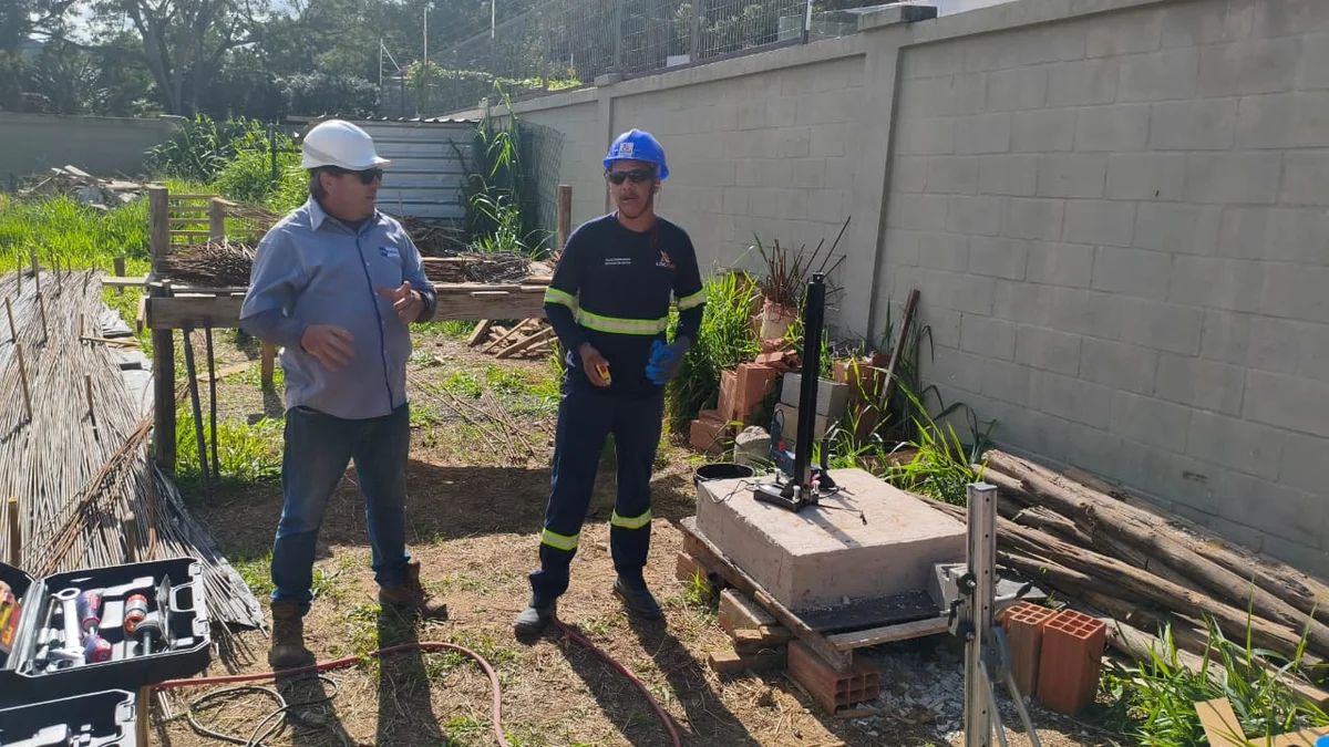 Operadores em treinamento intensivo de corte e perfuração em concreto